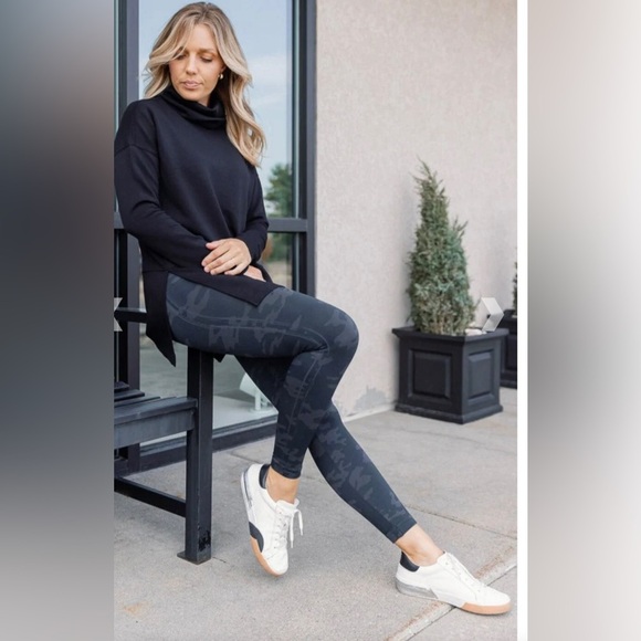 SPANX LOOK AT ME NOW BLACK CAMO LEGGINGs size medium new - Picture 6 of 7